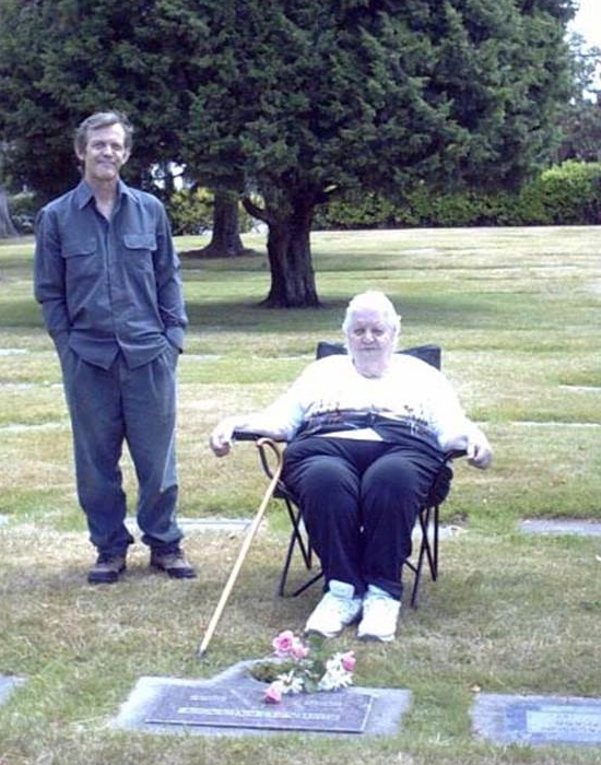 Larry, with his mother Marjorie Palsson in 2002, visiting the gravesite of his father. 
