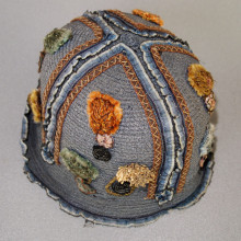 1920s straw flapper hat trimmed with fabric florettes.